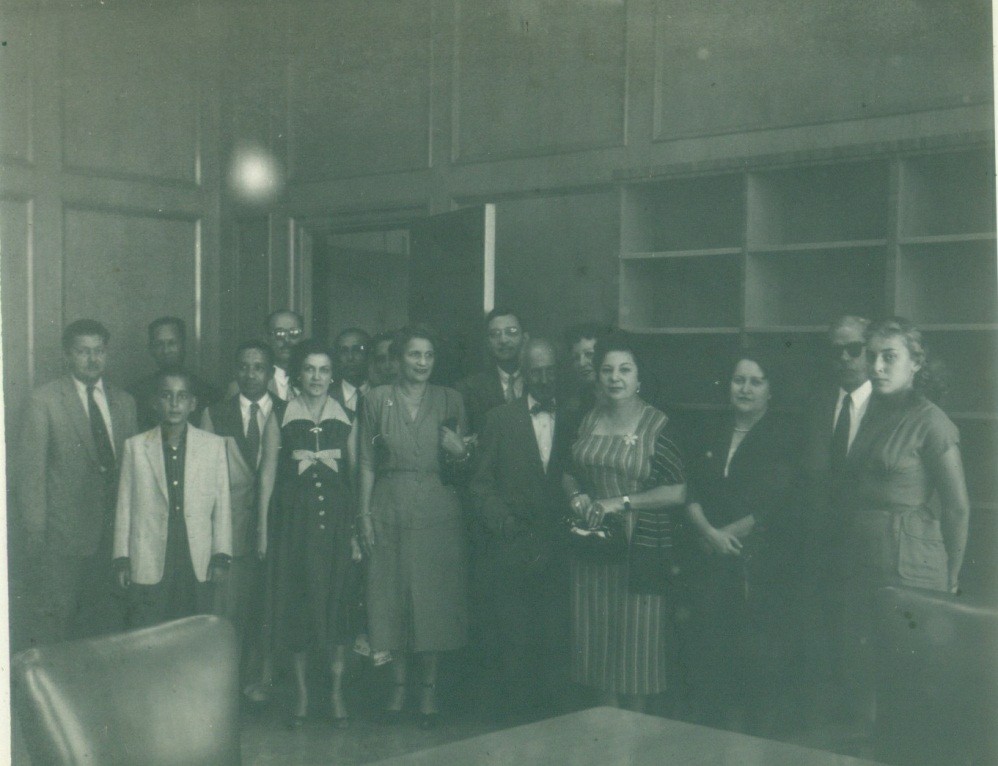 Foto de Empleados de la Biblioteca Nacional durante la mudanza de las colecciones al nuevo edificio, 1957. Colección de fotografías BNJM.